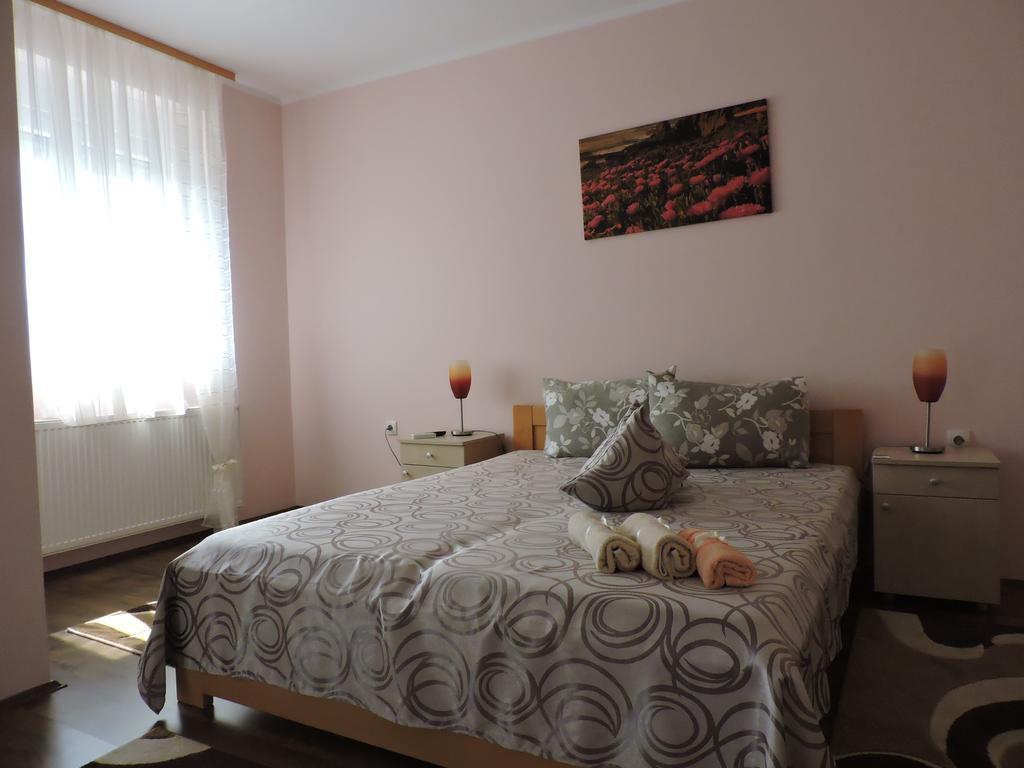 B&B Zmajevo Gnezdo 021 Sremska Kamenica Exteriör bild