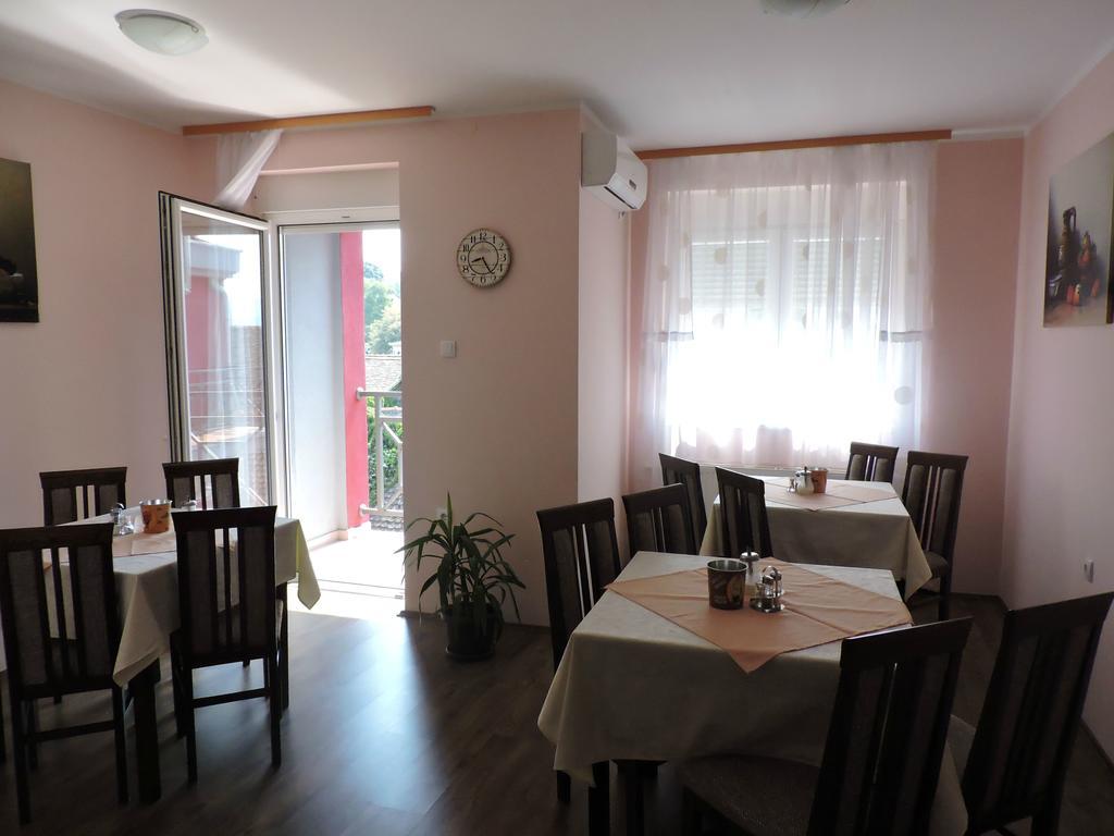 B&B Zmajevo Gnezdo 021 Sremska Kamenica Exteriör bild