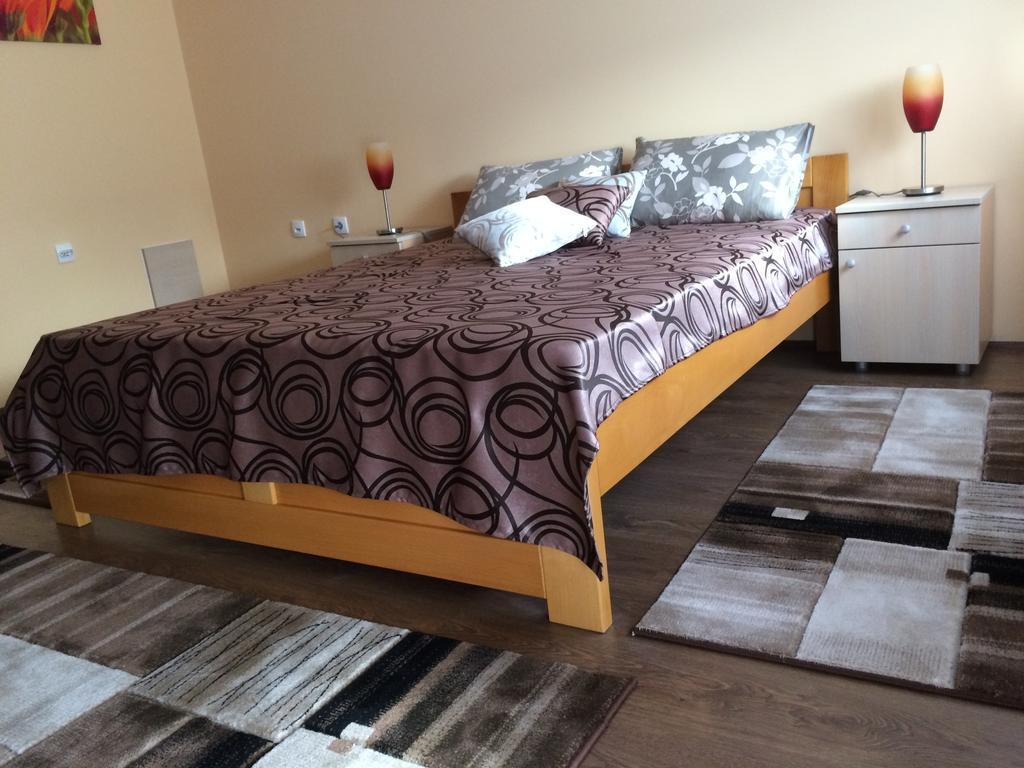 B&B Zmajevo Gnezdo 021 Sremska Kamenica Exteriör bild