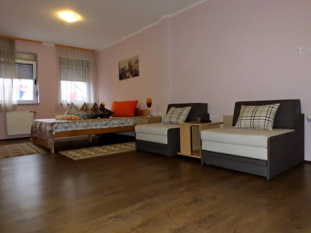 B&B Zmajevo Gnezdo 021 Sremska Kamenica Exteriör bild